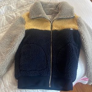 Super cute tri colored aritiza teddy coat! Warm and fits oversized